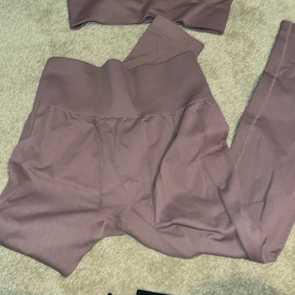 Amazon workout set - Picture 2 of 4